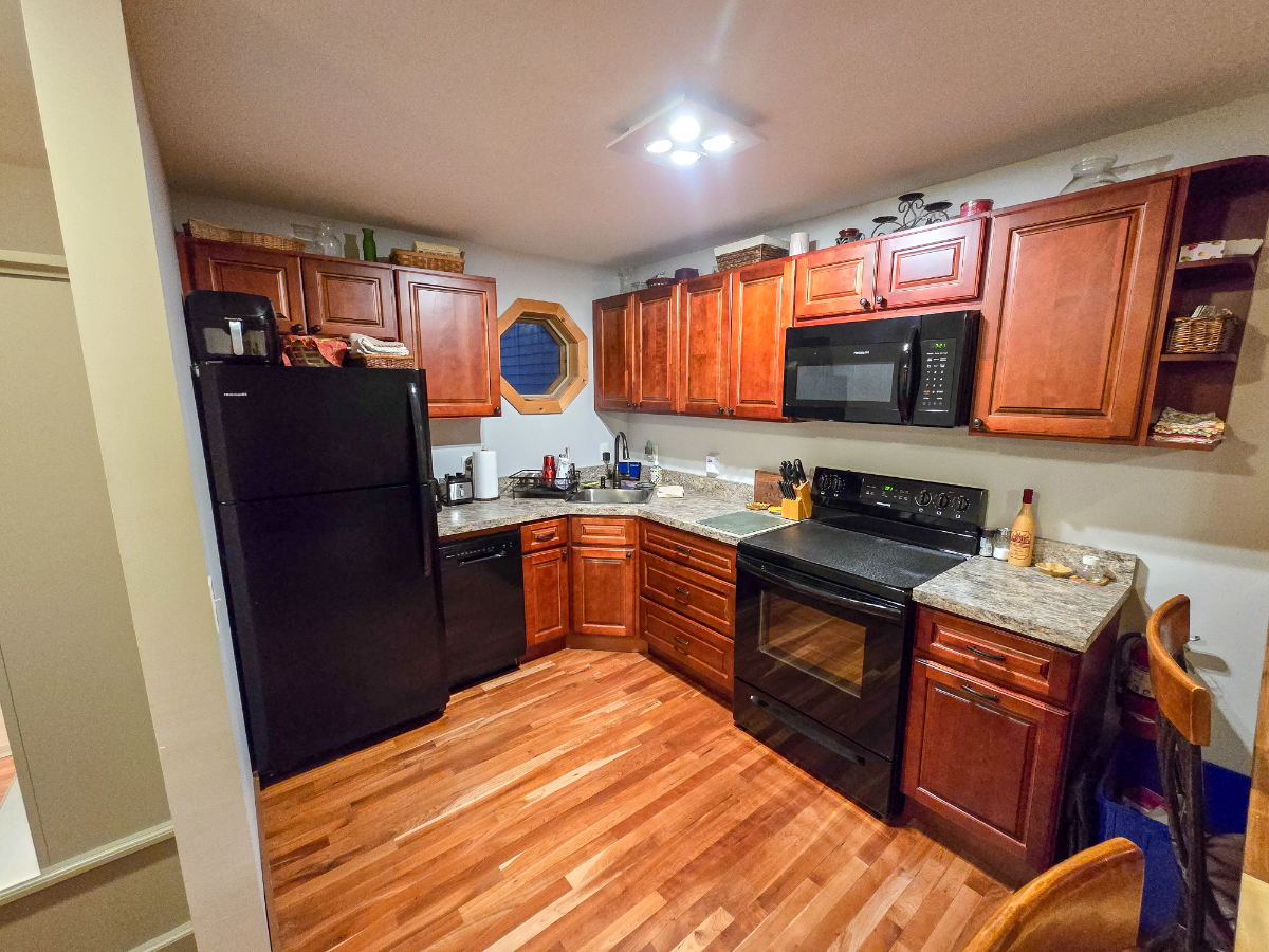 Move-In Ready Furnished Flat - King Bed, In-Unit Laundry & Private Parking - Photo 2