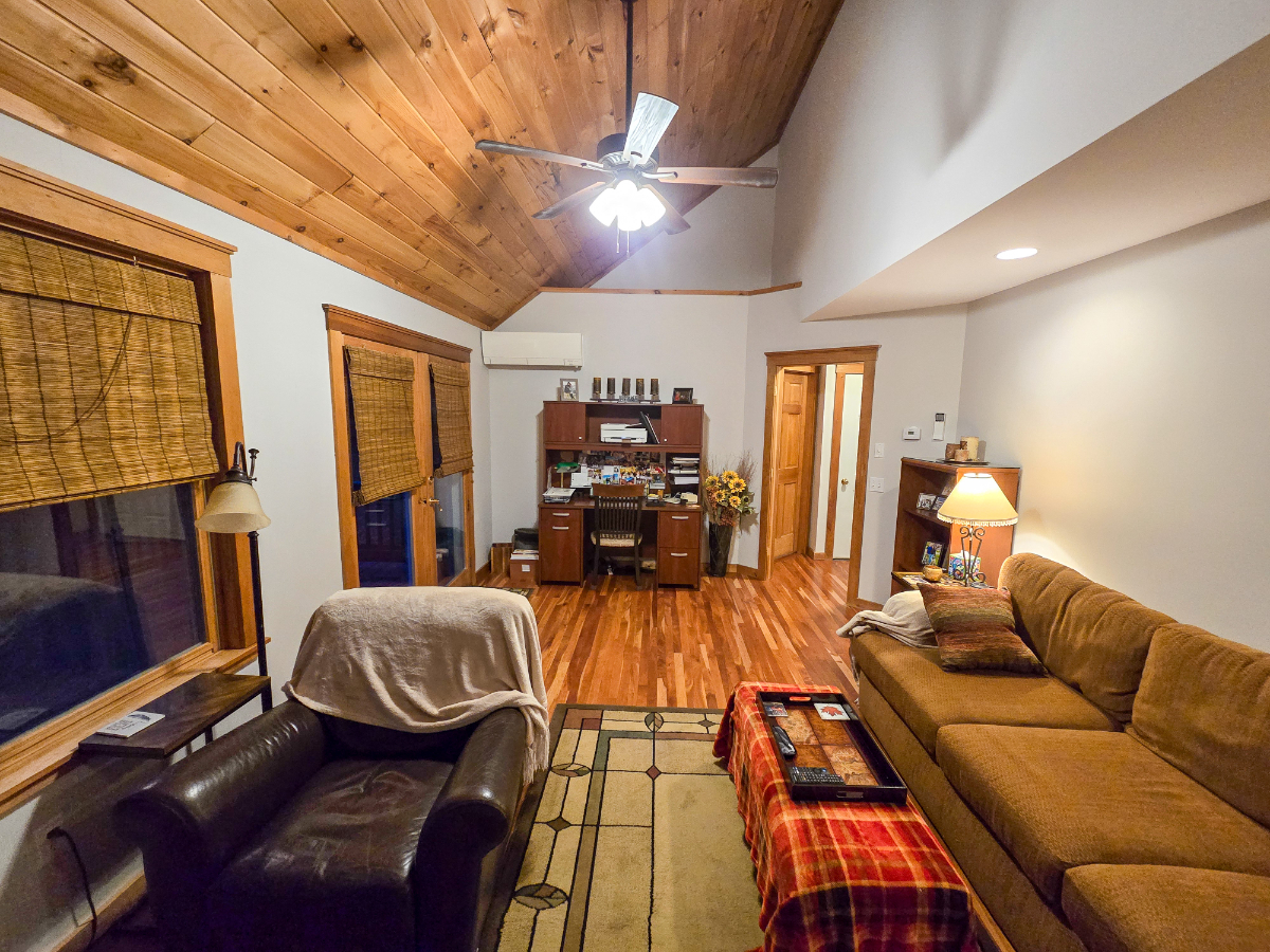 Move-In Ready Furnished Flat - King Bed, In-Unit Laundry & Private Parking - Photo 6