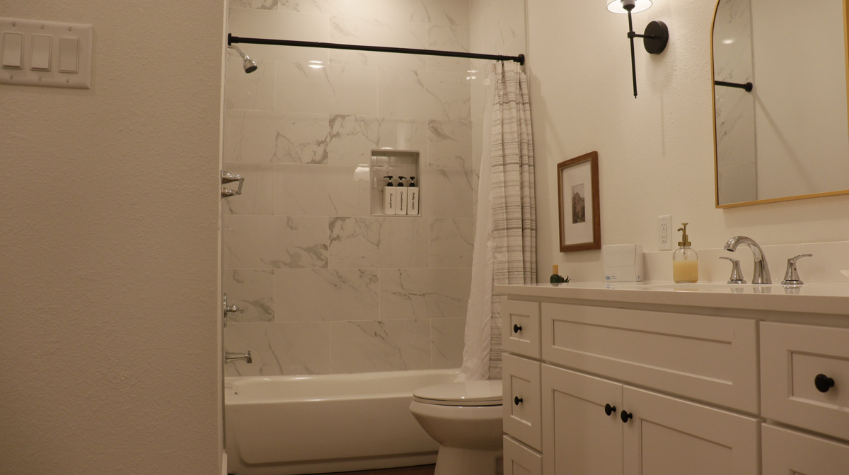 Split Level Flat on Rail, Direct to Downtown and Med Center - Photo 11