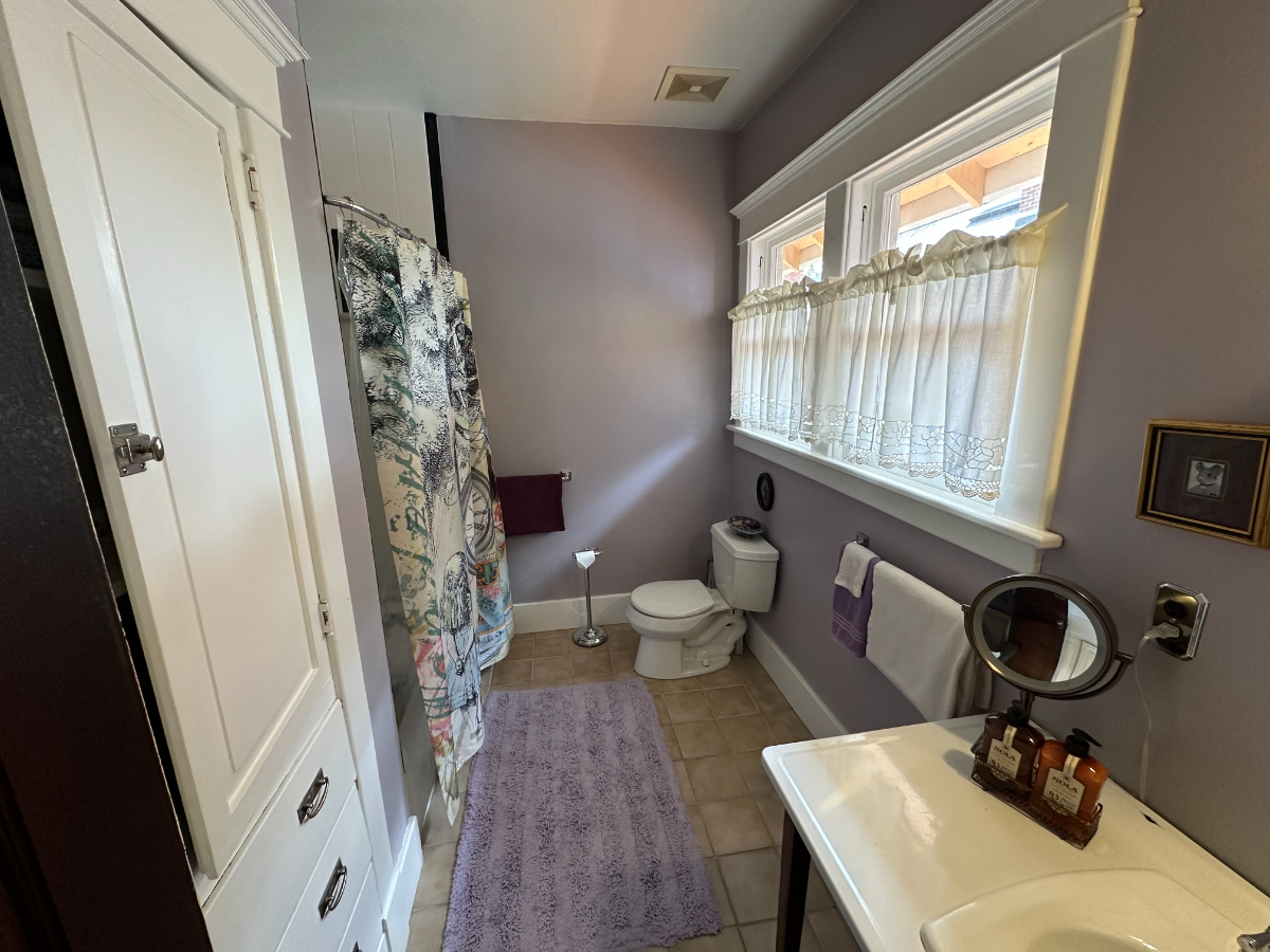 Beautiful, private suite of rooms in Mission/Arts and Crafts style home - Photo 2
