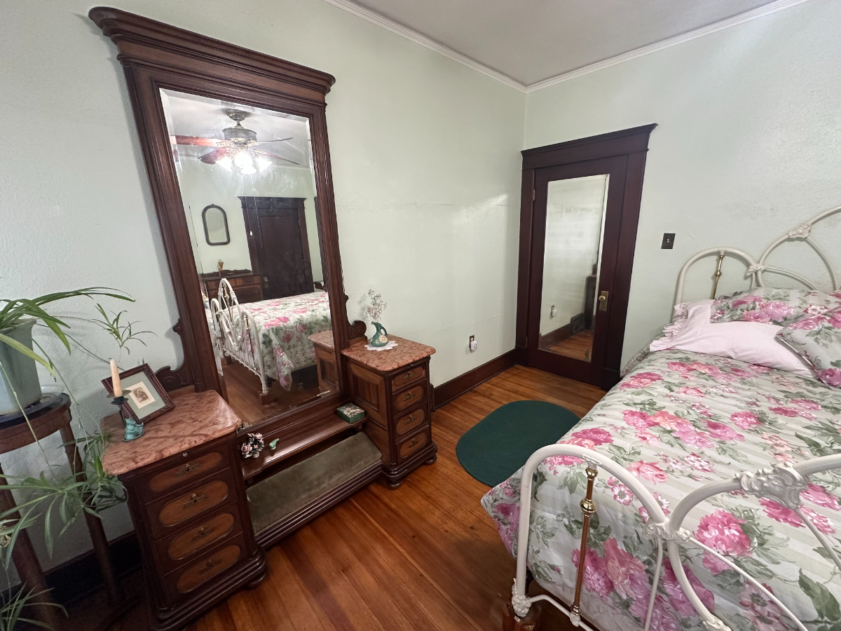 Beautiful, private suite of rooms in Mission/Arts and Crafts style home - Photo 4