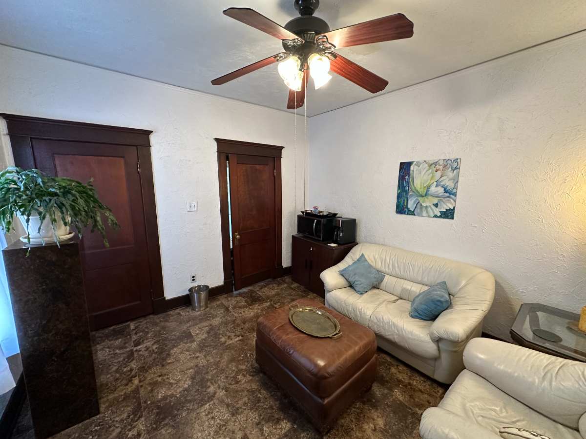 Beautiful, private suite of rooms in Mission/Arts and Crafts style home - Photo 5