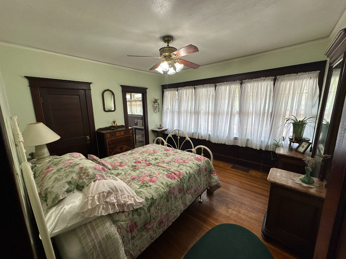 Beautiful, private suite of rooms in Mission/Arts and Crafts style home