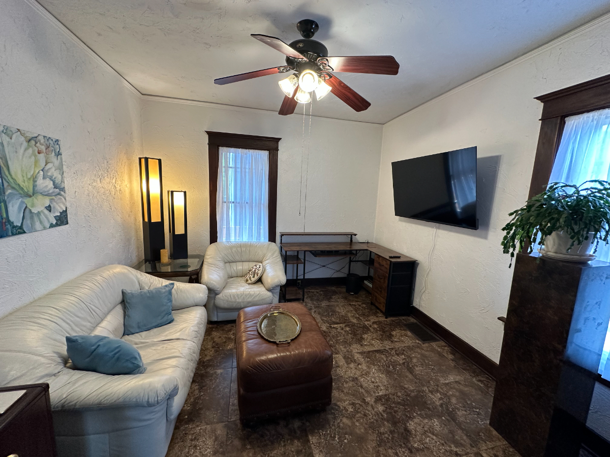 Beautiful, private suite of rooms in Mission/Arts and Crafts style home - Photo 6