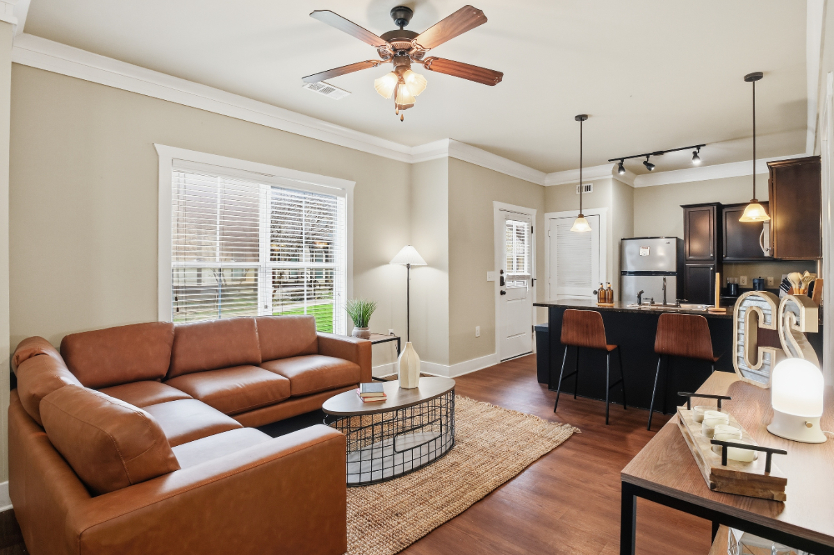 Spacious Cottage Near Texas A&M with Pool & Gym - Photo 12