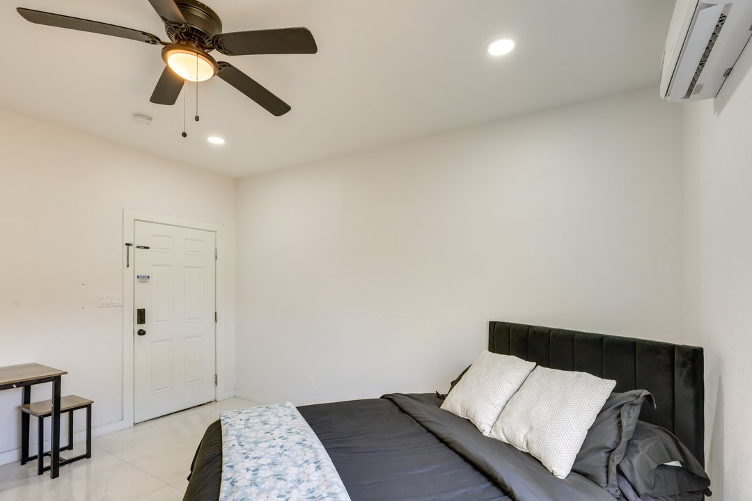 Comfortable Beachside Studio With Pool Access - Photo 1