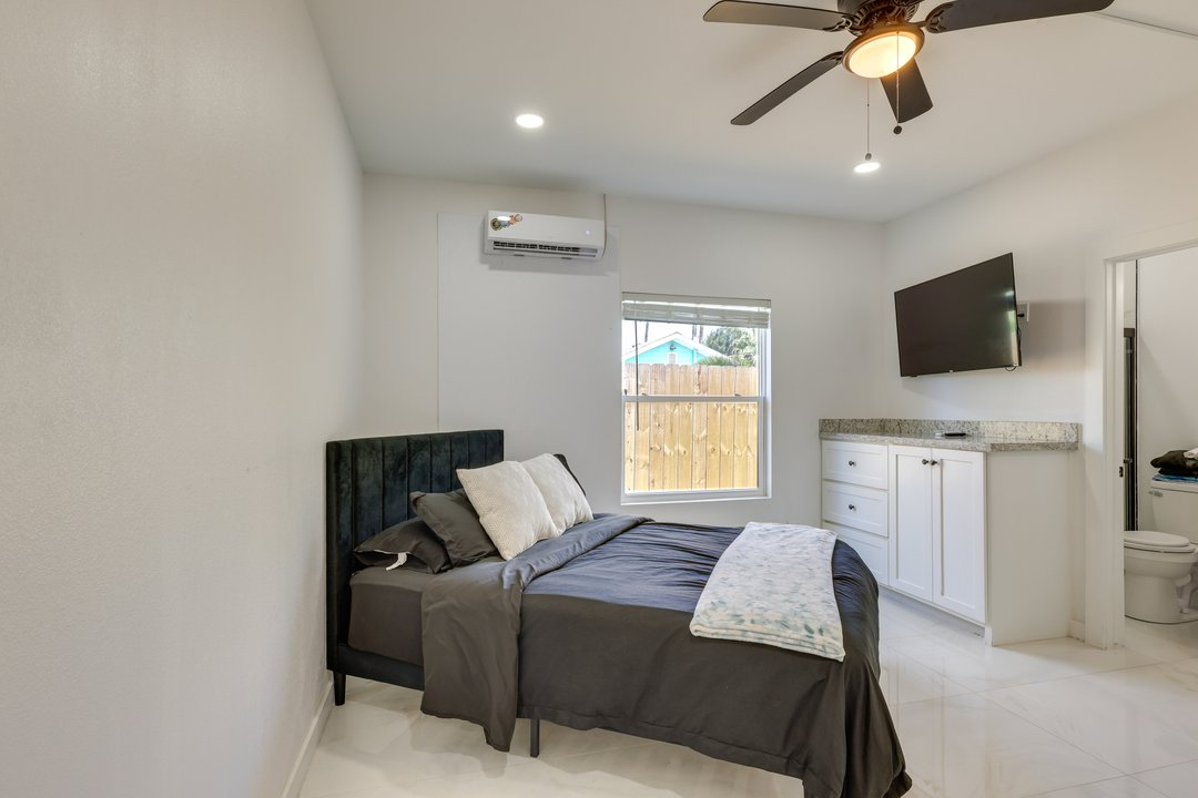 Comfortable Beachside Studio With Pool Access - Photo 2