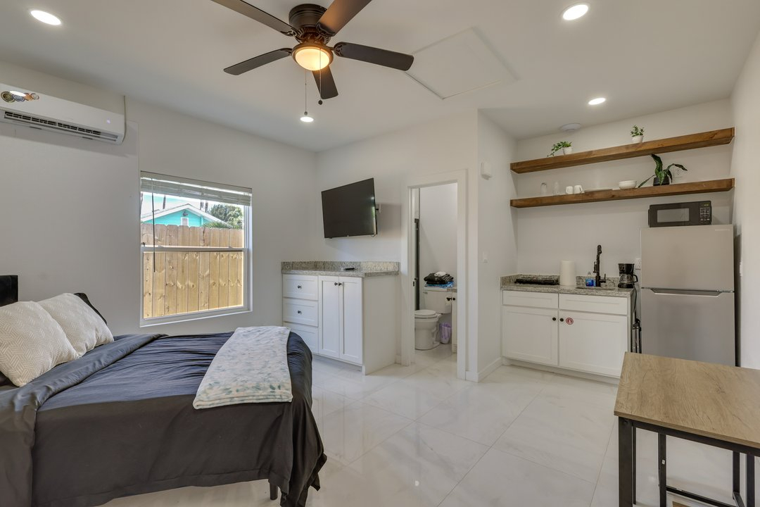 Comfortable Beachside Studio With Pool Access - Photo 3