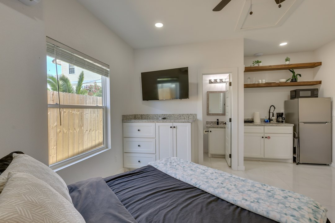 Comfortable Beachside Studio With Pool Access - Photo 4