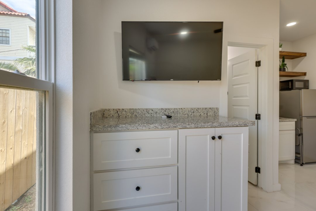 Comfortable Beachside Studio With Pool Access - Photo 10