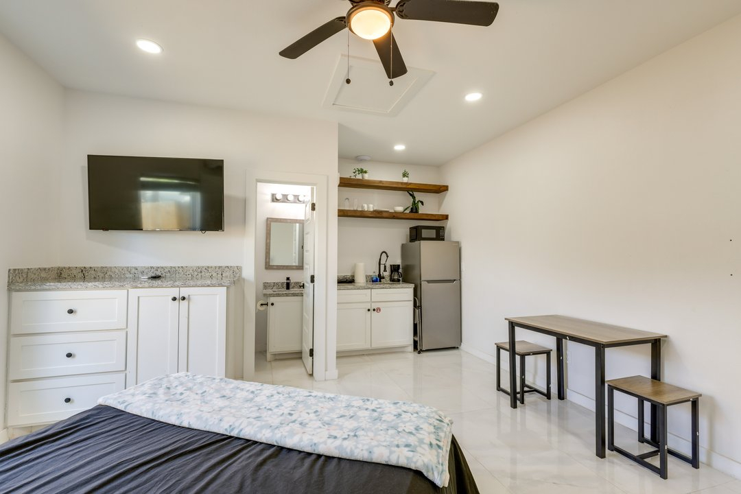 Comfortable Beachside Studio With Pool Access - Photo 5
