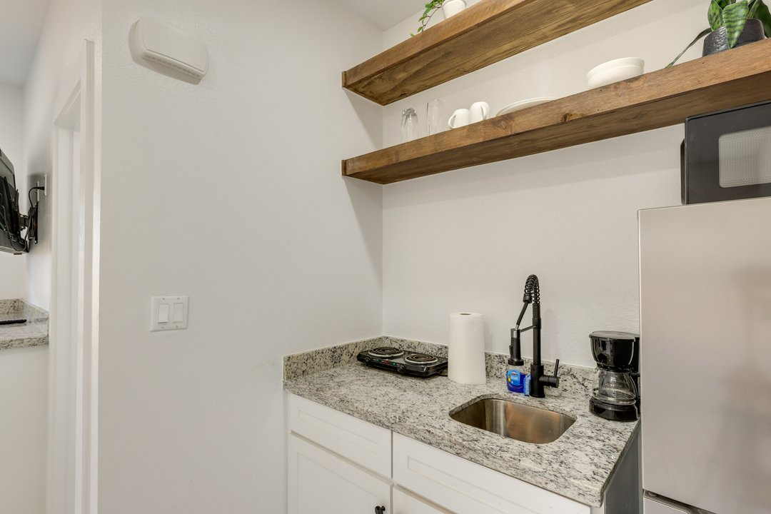 Comfortable Beachside Studio With Pool Access - Photo 11