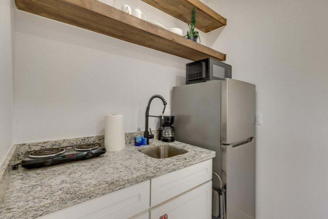 Comfortable Beachside Studio With Pool Access - Photo 7