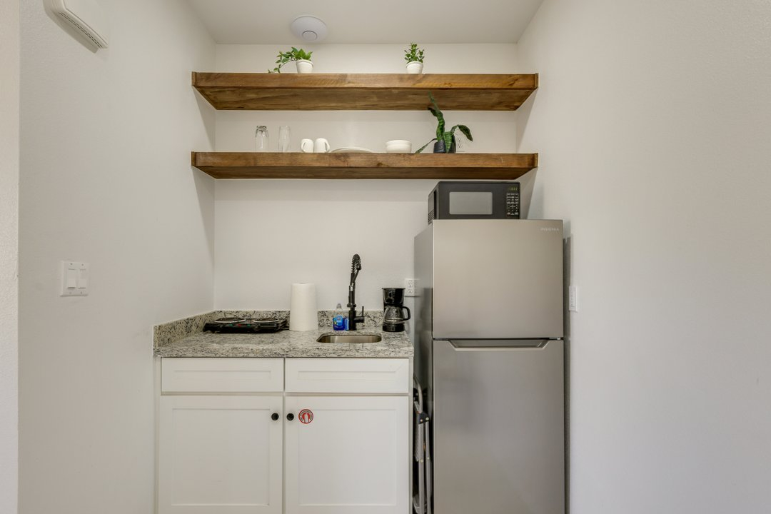 Comfortable Beachside Studio With Pool Access - Photo 8