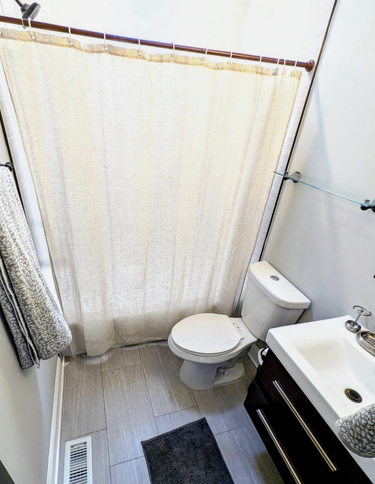 Modern, Spacious 4 Bed/3.5 Bath Rowhome in Heart of DC (incl. private in-law suite and off-street pa - Photo 11