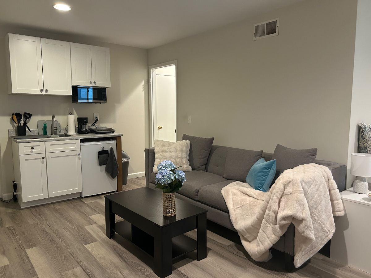 Cozy Fully Furnished Studio with Private Entry & Utilities Included - Photo 2