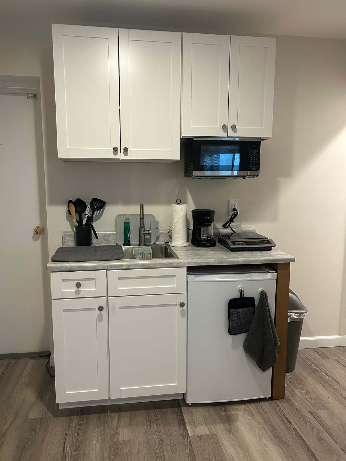 Cozy Fully Furnished Studio with Private Entry & Utilities Included - Photo 4