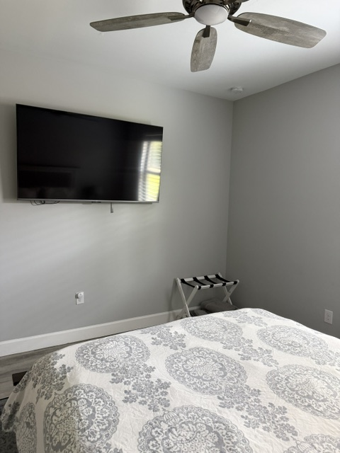 Comfortable Private Suite With Heated Pool And Workspace Near Fort Myers Medical Centers - Photo 11
