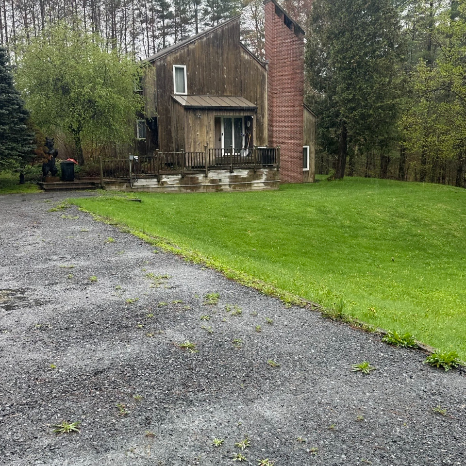 4 Bedroom Home with Beautiful private landscaped yard - Photo 1