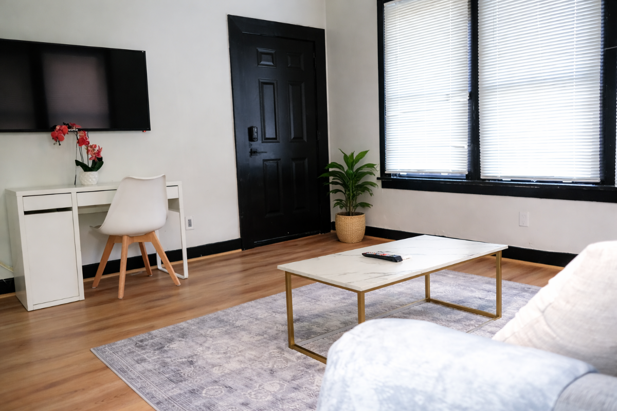 Comfortable Furnished EaDo Apartment - Utilities Included - Long Term Stays - Photo 1