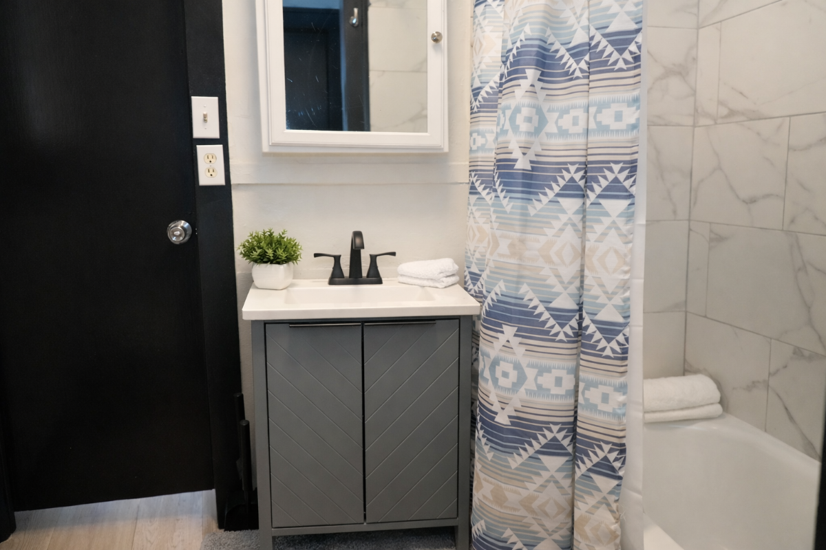 Comfortable Furnished EaDo Apartment - Utilities Included - Long Term Stays - Photo 5