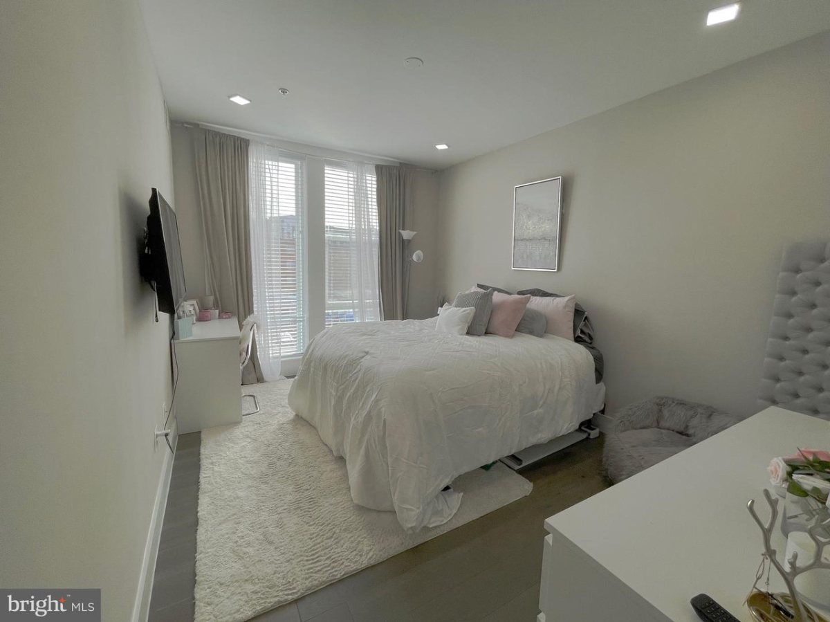 3/2 Light Filled condo for Lease - Photo 2