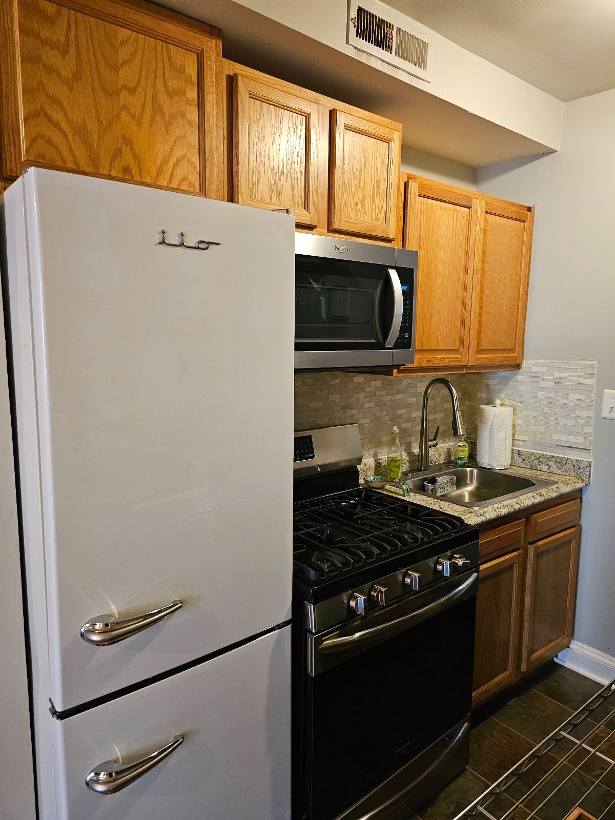 Furnished Apartment for Professionals 1.5BR Easy Access to Downtown and DC Hospital Consortium - Photo 3