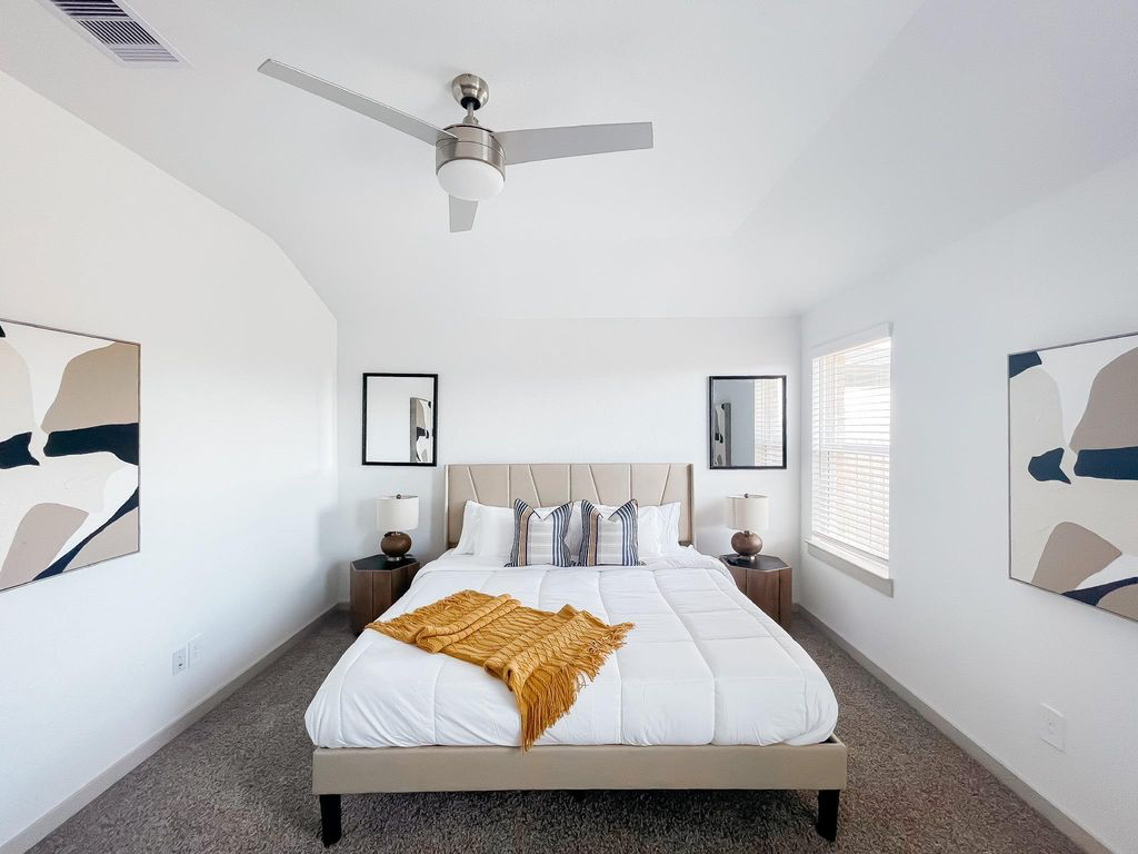 Stunning 3 bedroom Home - Photo 2