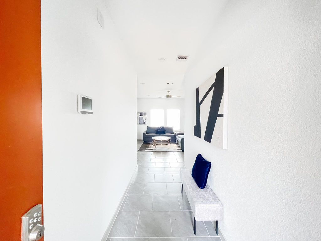 Stunning 3 bedroom Home - Photo 4