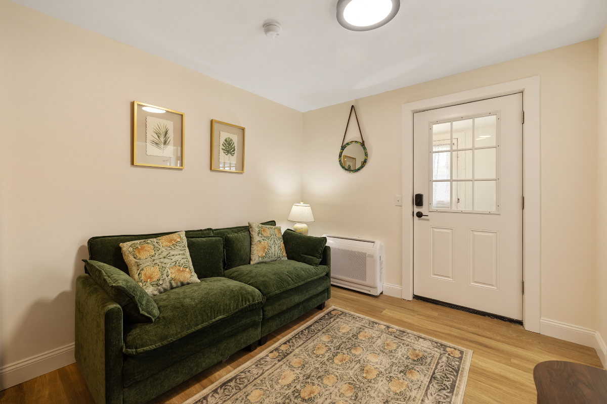 Charming newly renovated 1 BR village apartment - Photo 1