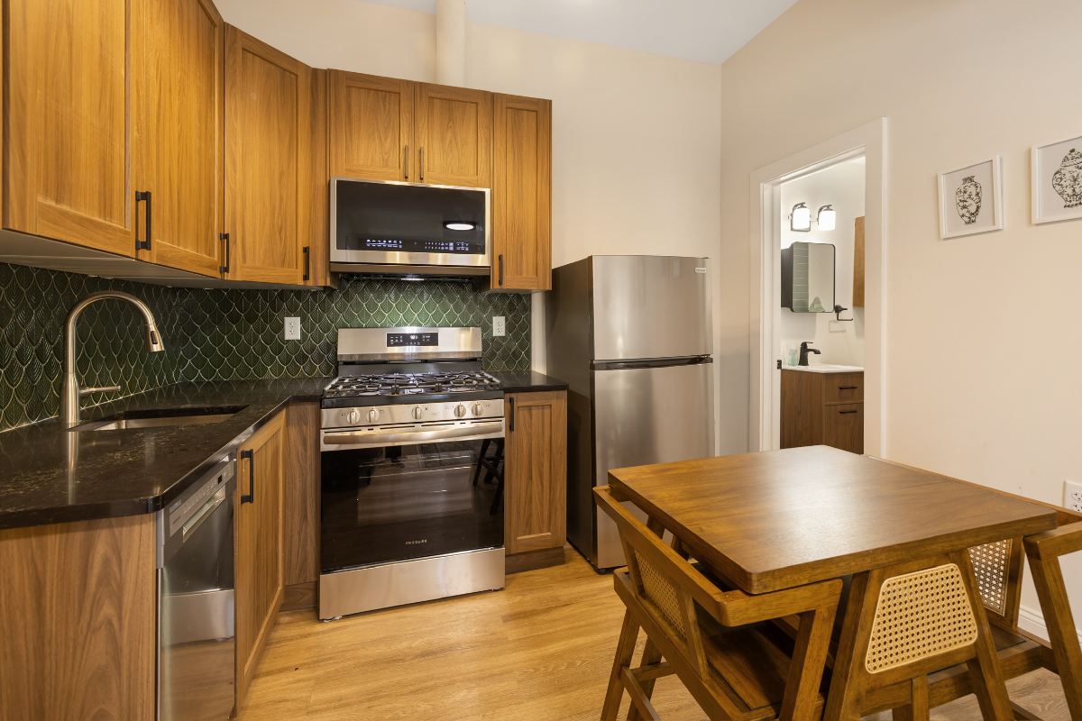 Charming newly renovated 1 BR village apartment - Photo 3