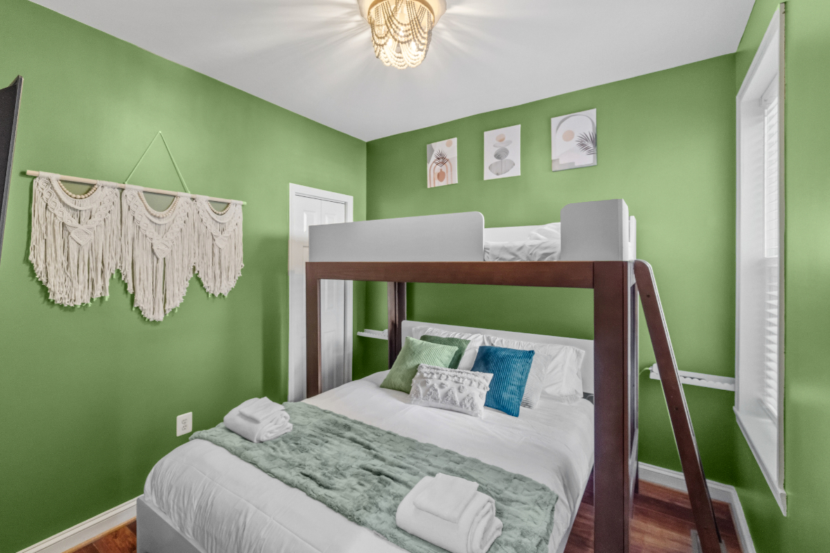 Capitol Piano House - Designer Furnished 3BR w/ Piano Parlor & Private Backyard & Sleeps 9 - Photo 5