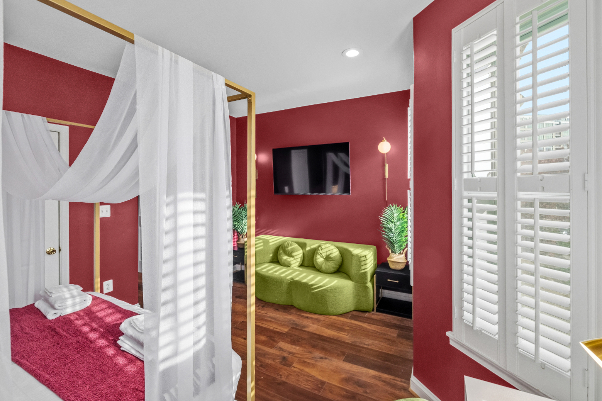 Capitol Piano House - Designer Furnished 3BR w/ Piano Parlor & Private Backyard & Sleeps 9 - Photo 12