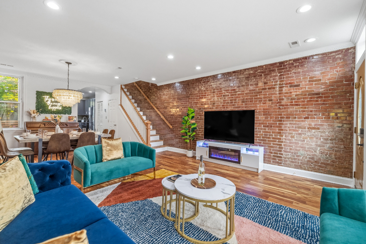 Capitol Piano House - Designer Furnished 3BR w/ Piano Parlor & Private Backyard & Sleeps 9 - Photo 7