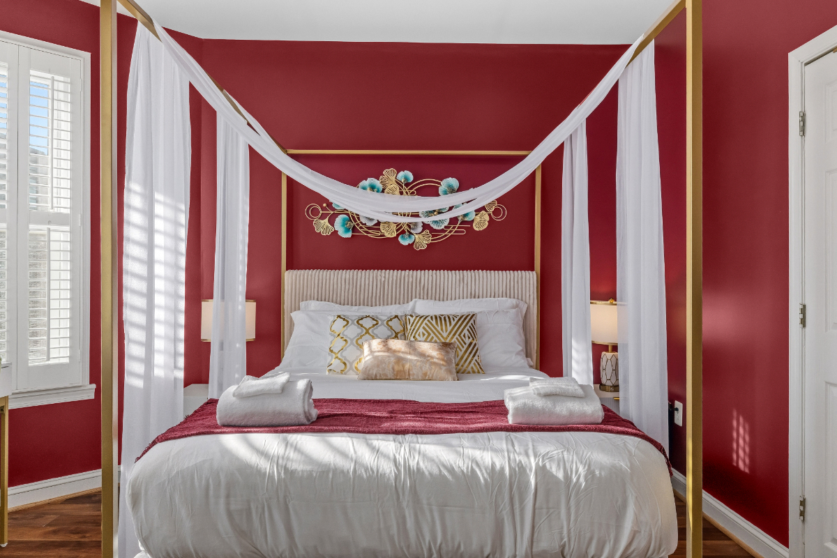 Capitol Piano House - Designer Furnished 3BR w/ Piano Parlor & Private Backyard & Sleeps 9 - Photo 10