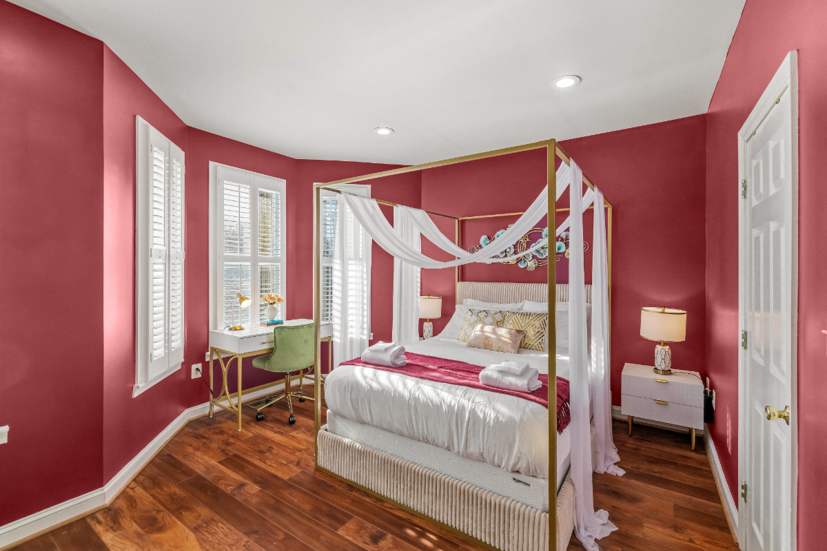 Capitol Piano House - Designer Furnished 3BR w/ Piano Parlor & Private Backyard & Sleeps 9 - Photo 11