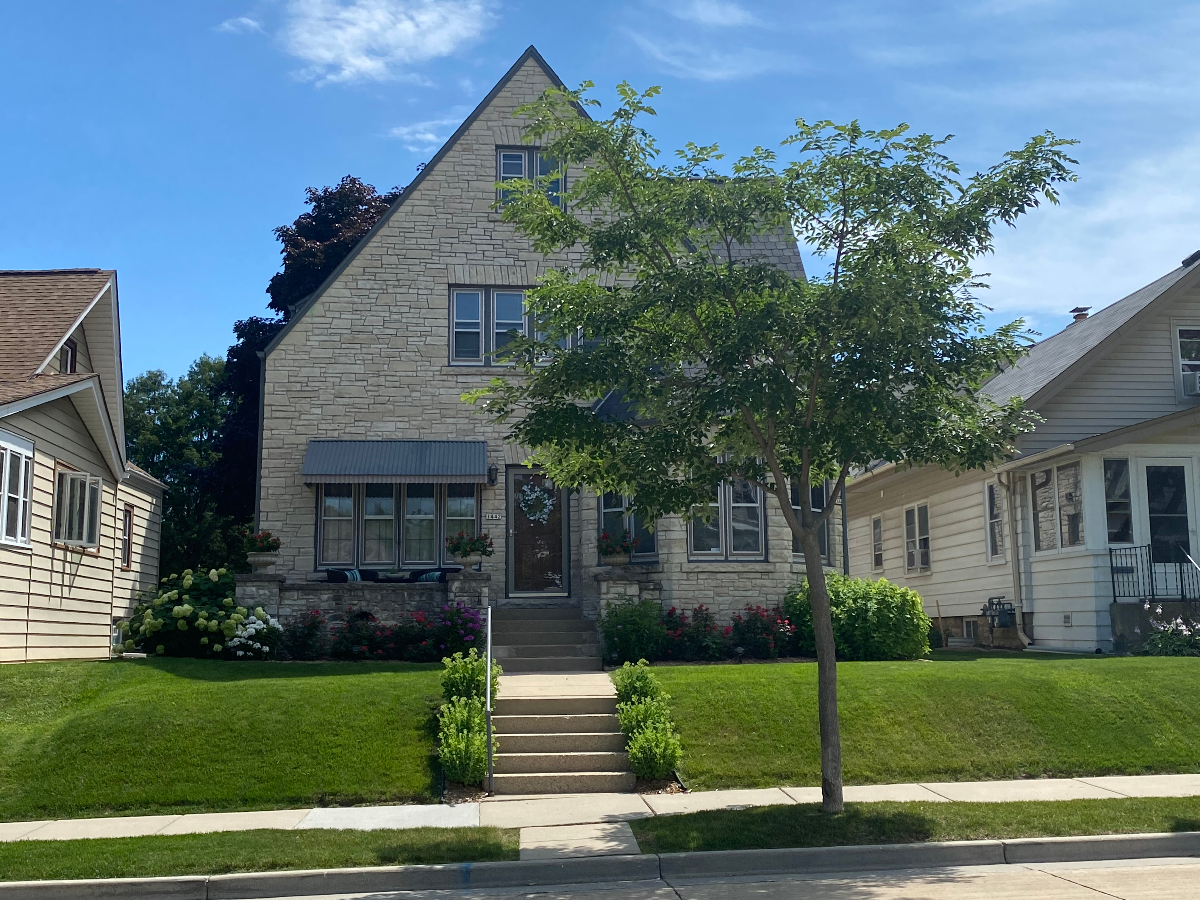 Bright Renovated 2BR Upper Duplex In Prime Location Near Major Hospitals