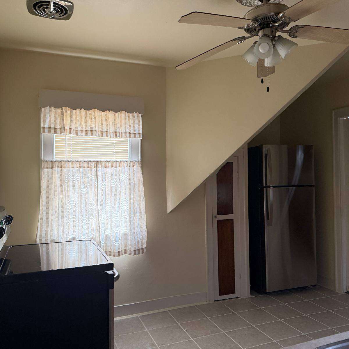 Bright Renovated 2BR Upper Duplex In Prime Location Near Major Hospitals - Photo 9