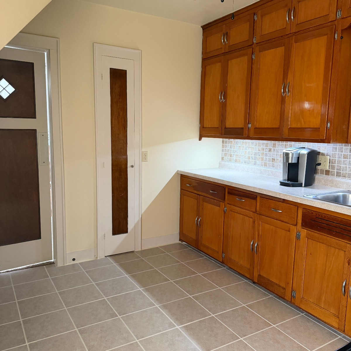 Bright Renovated 2BR Upper Duplex In Prime Location Near Major Hospitals - Photo 8
