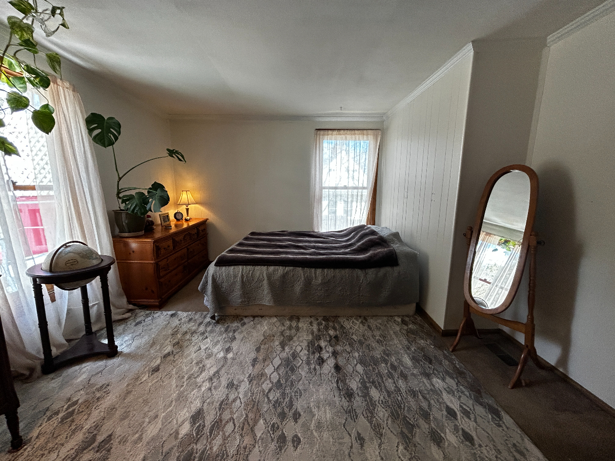 Pet Friendly, Inviting Room With Shared Living Spaces; Five Minute Drive to Central Vermont Medical - Photo 5