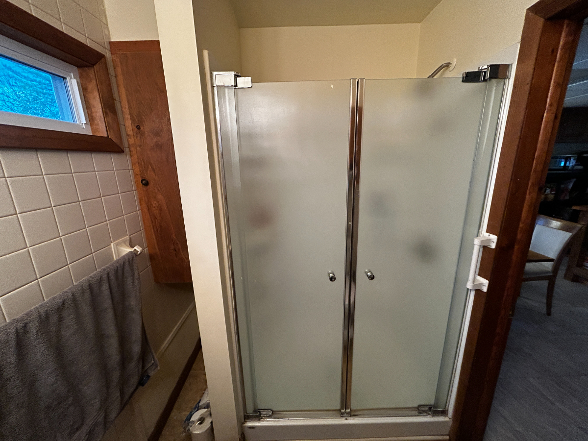 Pet Friendly, Inviting Room With Shared Living Spaces; Five Minute Drive to Central Vermont Medical  - Photo 8