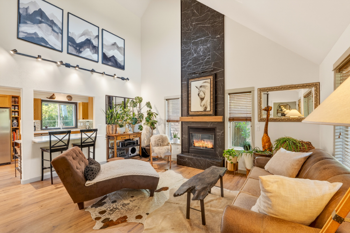 Live in style and comfort in convenient NW Bend. Walking distance to downtown and river - Photo 1