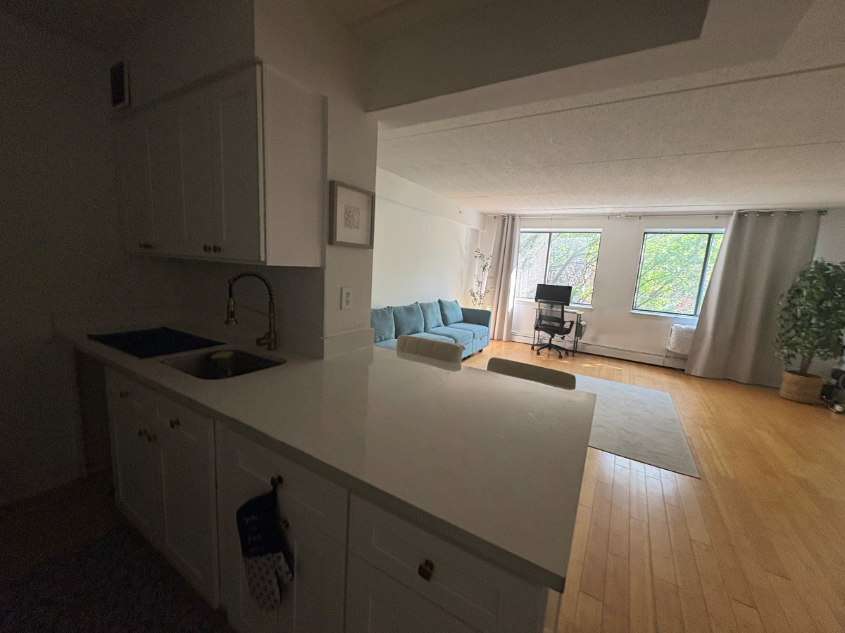 Bright & Spacious East Harlem bedroom w private bath near Transit & Hospitals - Photo 2