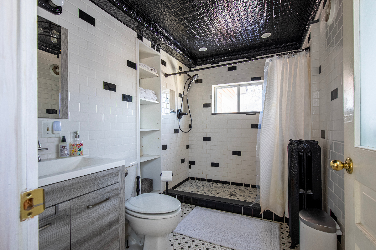 Roomy Victorian Apartment in the Heart of Town - Photo 5