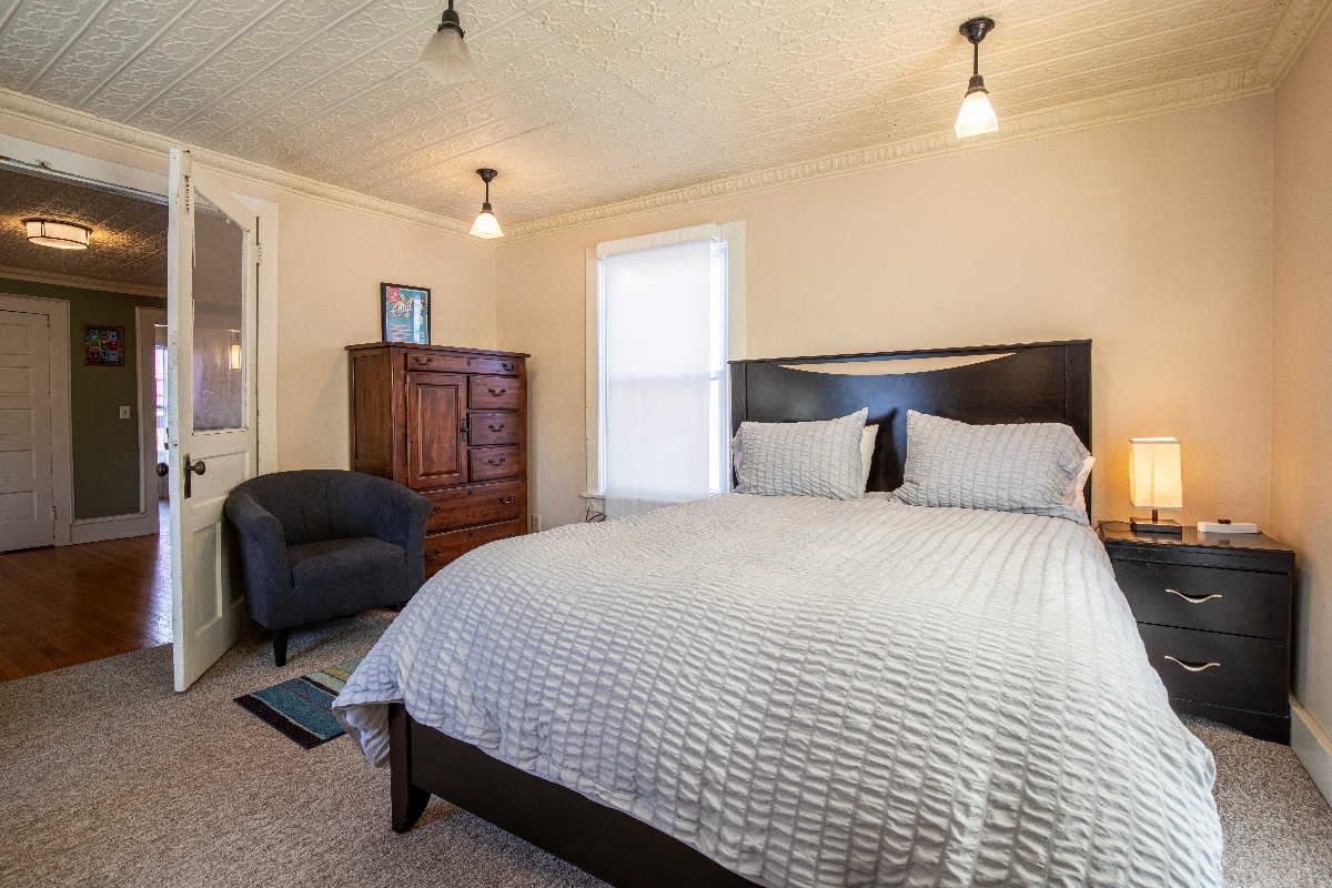 Roomy Victorian Apartment in the Heart of Town - Photo 2