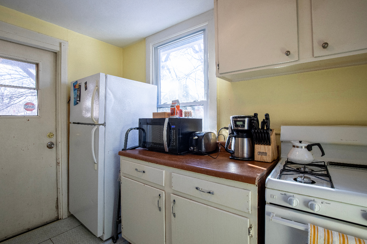 Roomy Victorian Apartment in the Heart of Town - Photo 6