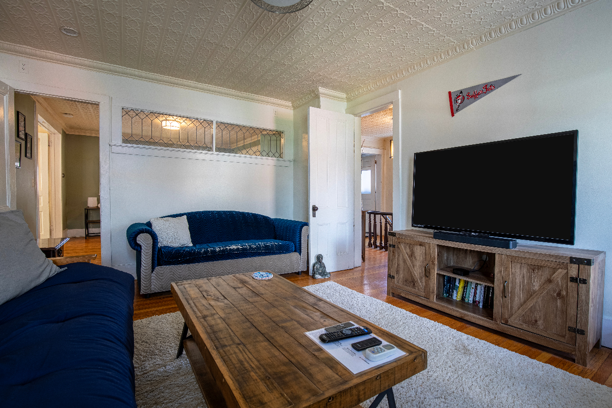 Roomy Victorian Apartment in the Heart of Town - Photo 8