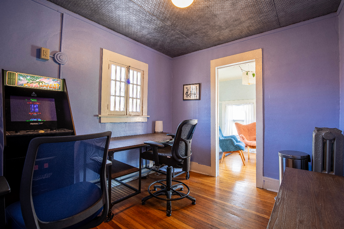 Roomy Victorian Apartment in the Heart of Town - Photo 9