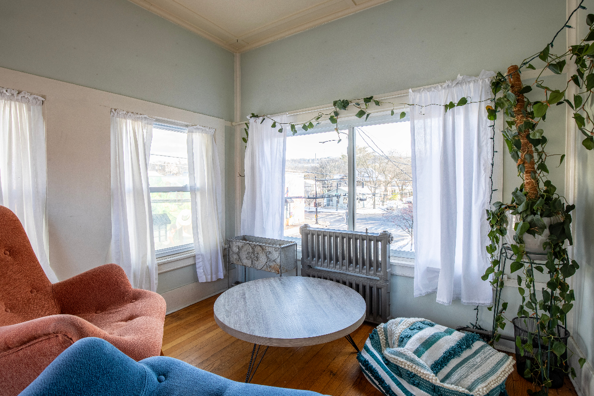 Roomy Victorian Apartment in the Heart of Town - Photo 10