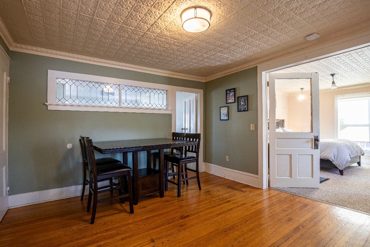 Roomy Victorian Apartment in the Heart of Town - Photo 4